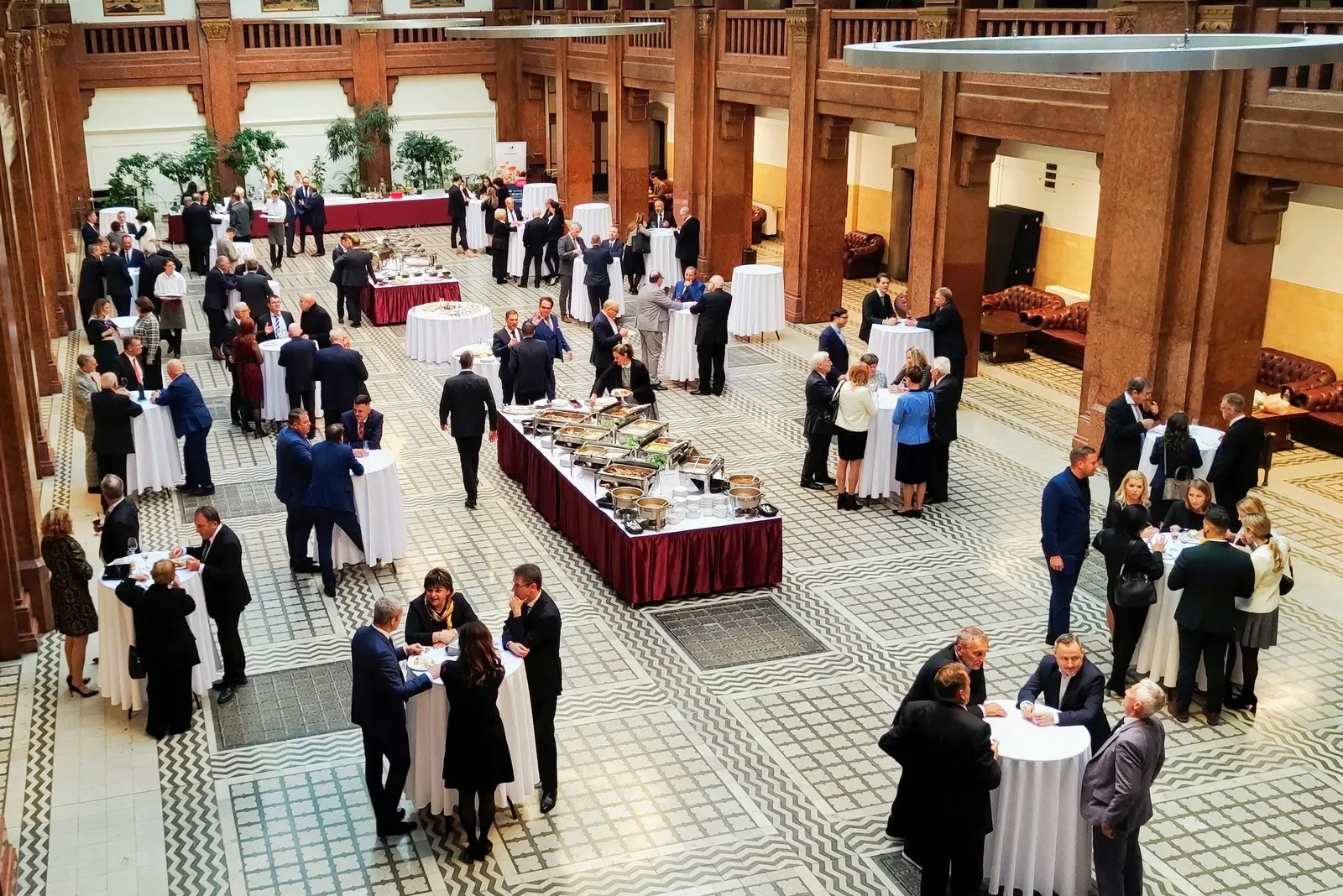 Catering személyzet konferencia büféasztalt terít