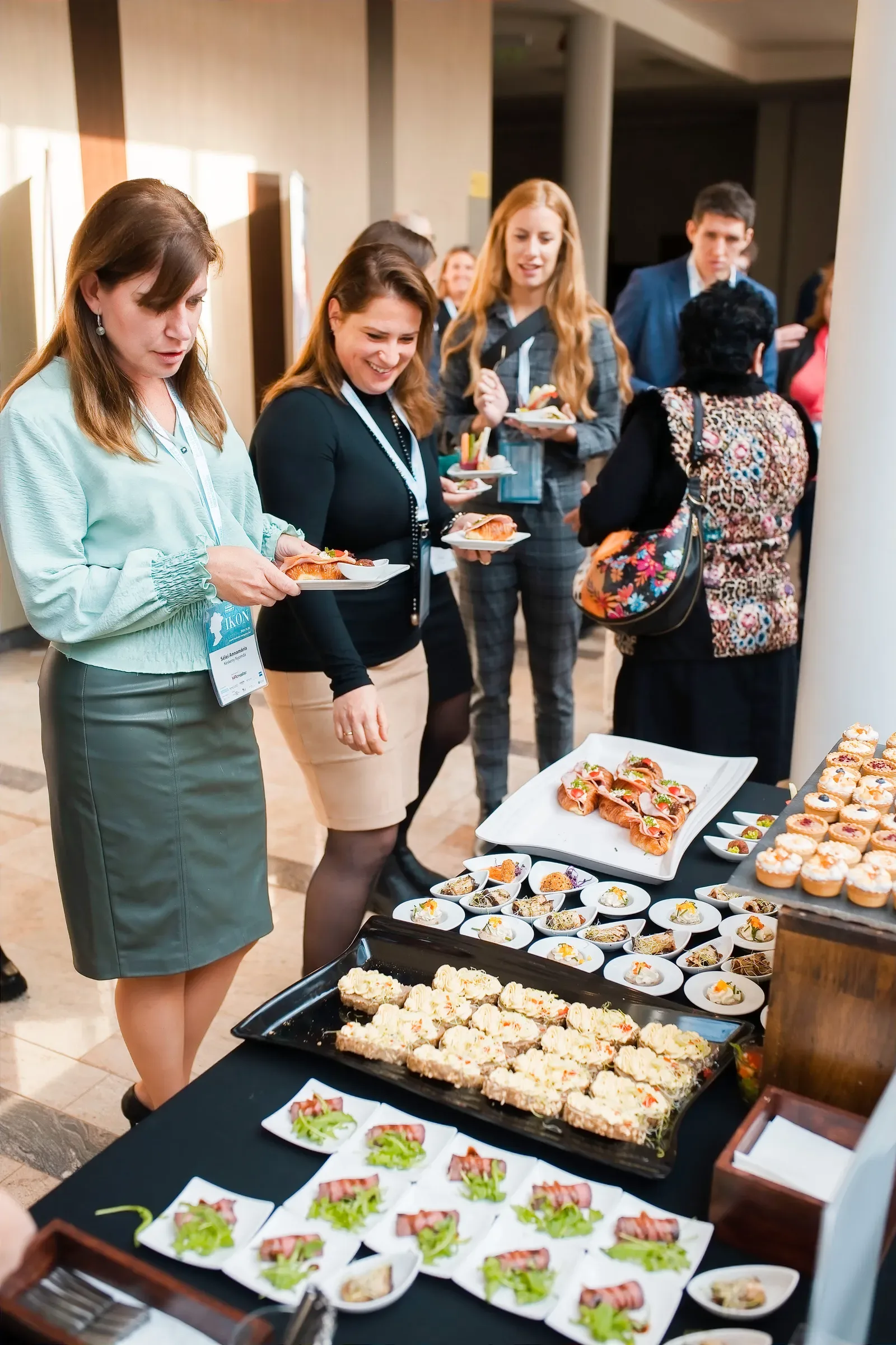 Catering személyzet asztalt terít egy céges rendezvényhez