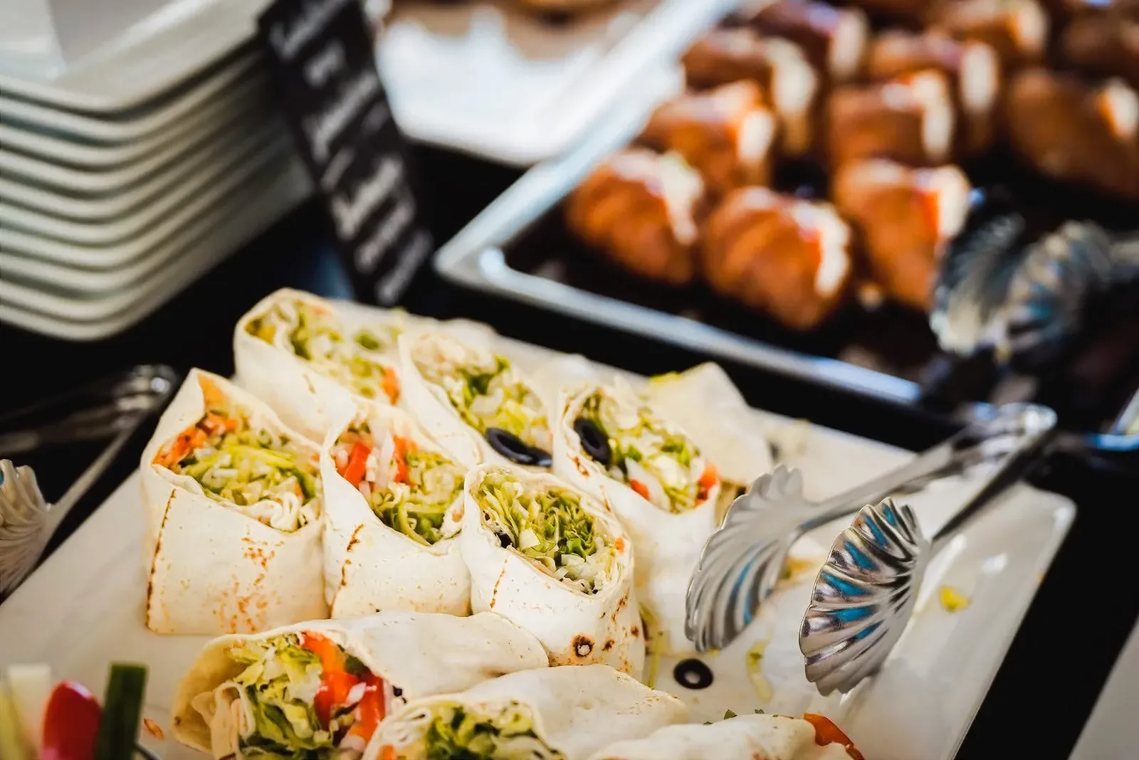 Vendégek office catering büféállomásoknál egy céges rendezvényen