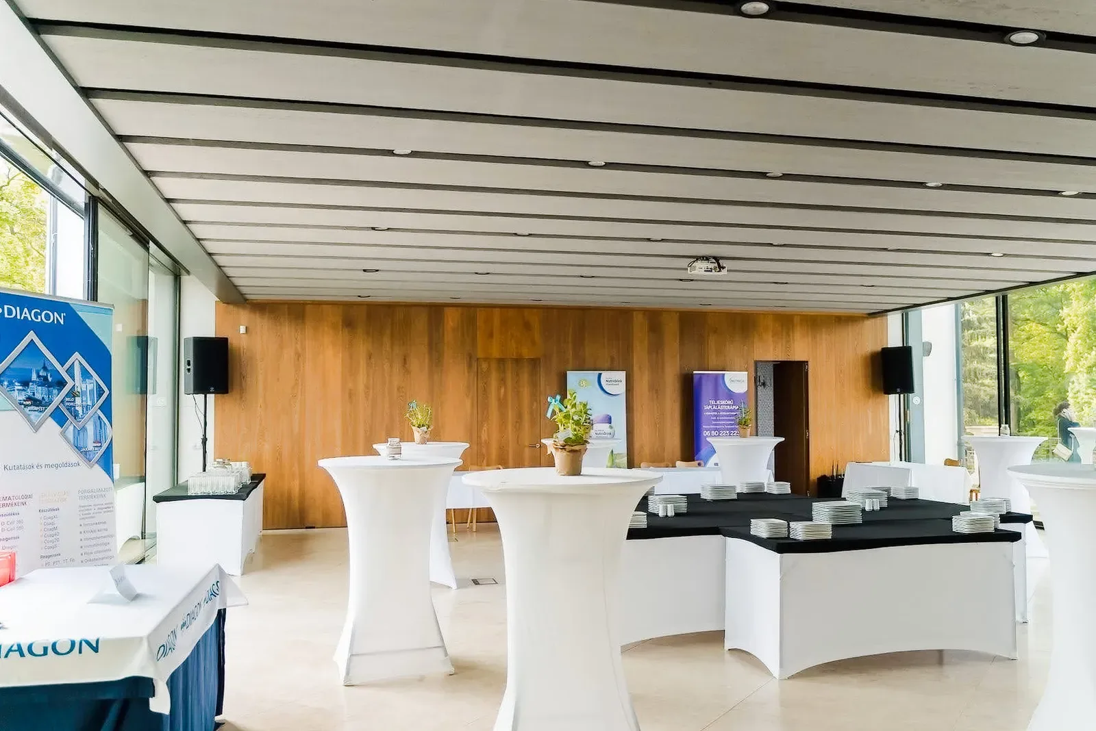 Catering személyzet finger food tálalás közben