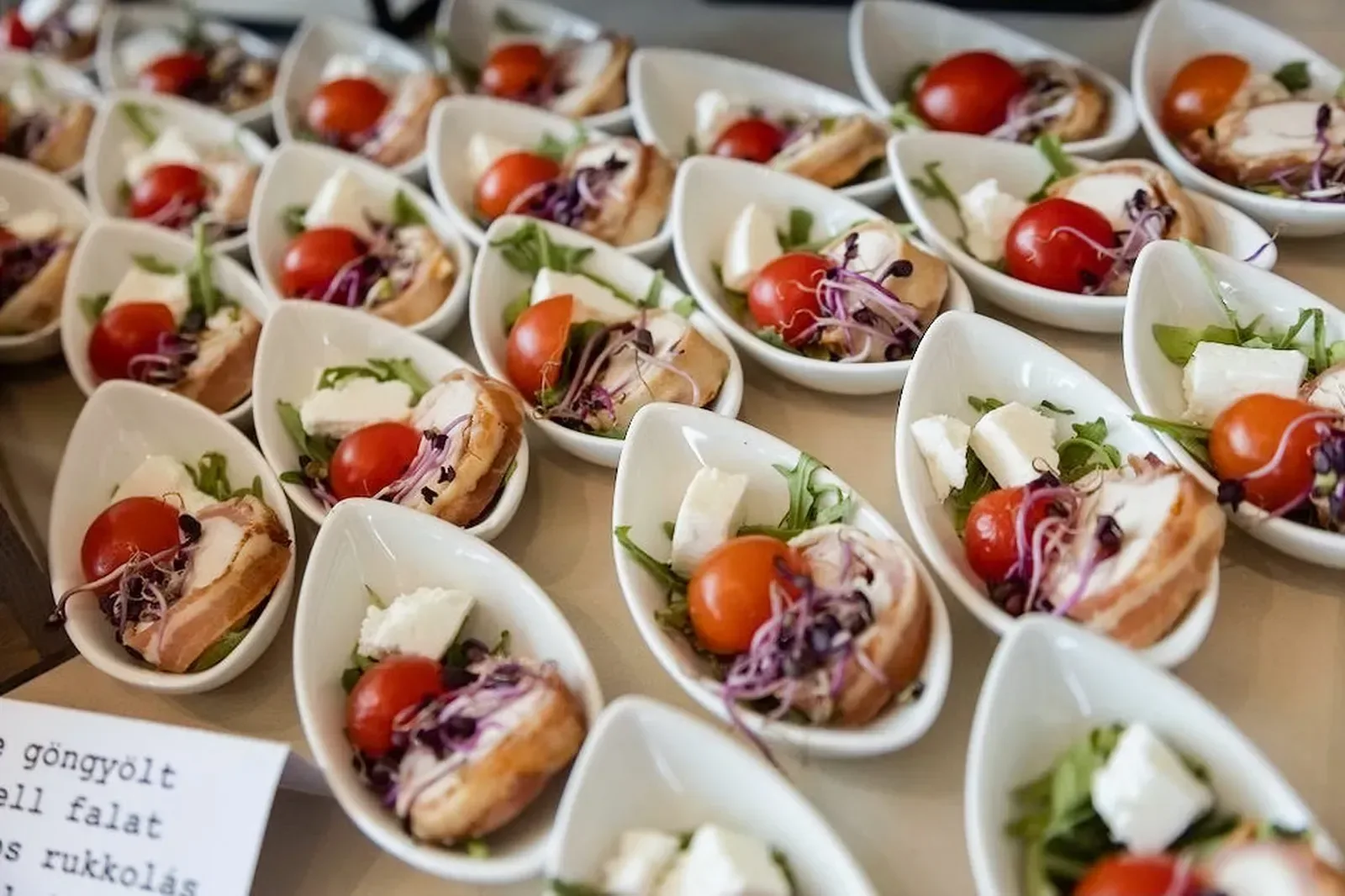 Finger food tálca közelről egy céges állófogadáson