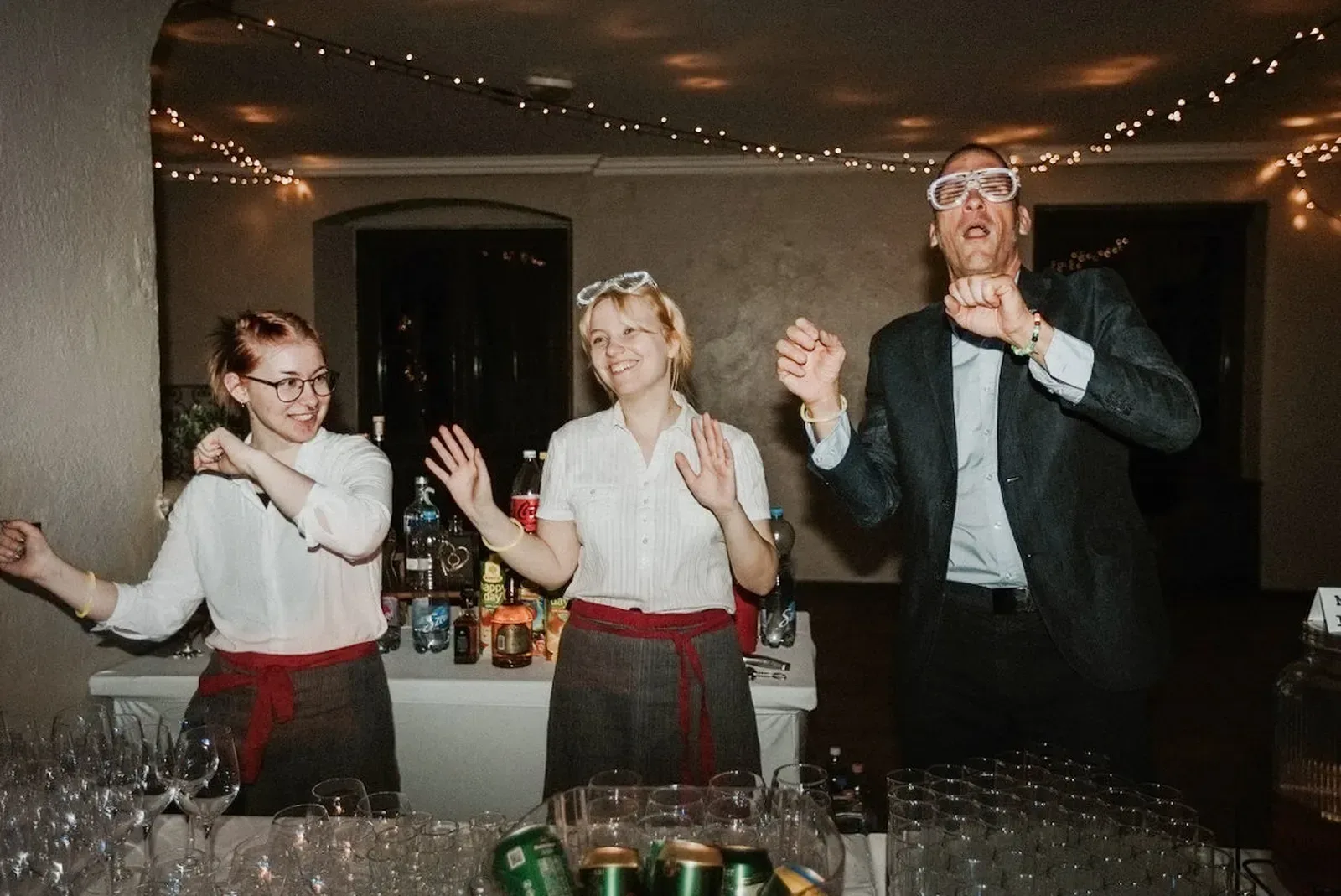 Vendégek koccintanak egy céges rendezvényen
